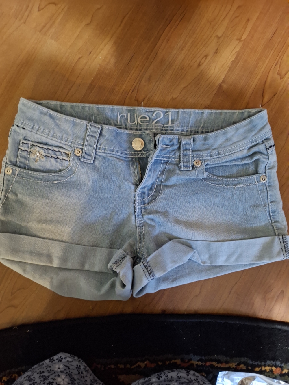 Rue21 Light Wash Stretch Denim Cuffed Short Shorts Size 5/6 (CFD 079)
